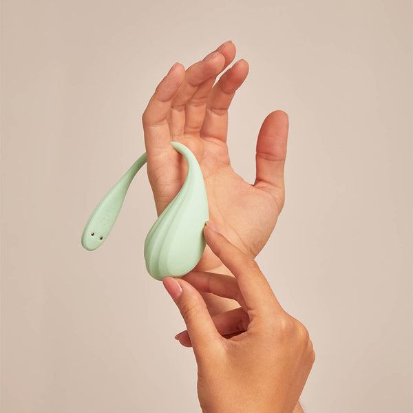 Smooth Petal Connect App Ergonomically Shaped Wearable Vibrator - Mint